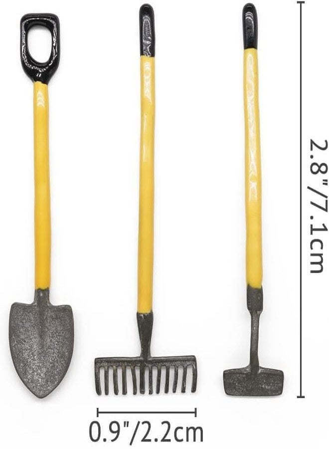 مجموعة أدوات زراعية مصغرة مكونة من 3 قطع بمقياس 1/12، تشمل المجرفة والجاروف والمعول، وإكسسوارات تزيين بيوت الدمى، ومستلزمات الحدائق، ومجموعة نماذج المشاهد. - Image 2